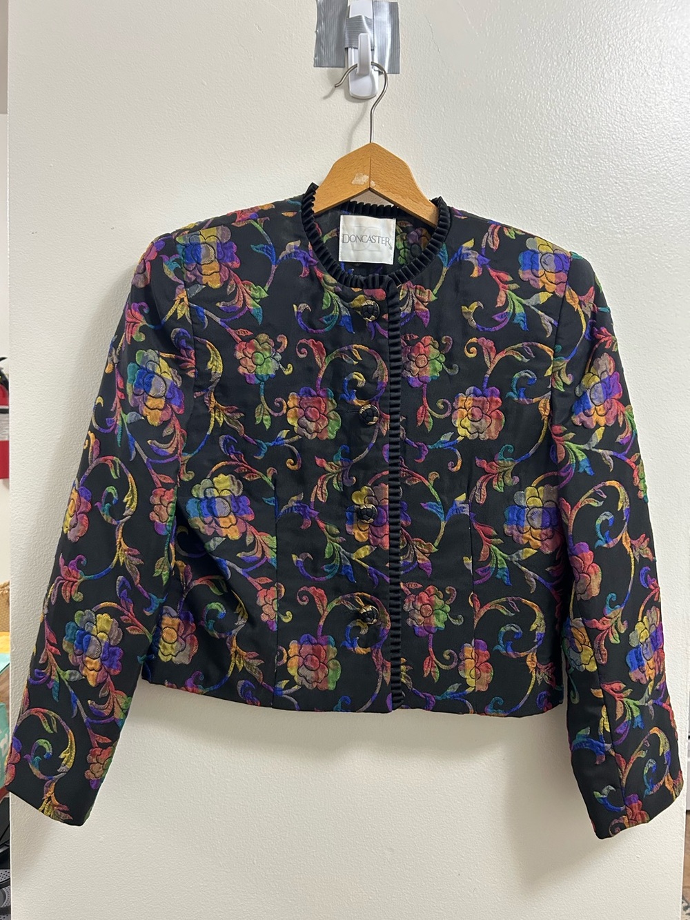 Vintage Doncaster Multicolored Floral Cropped Fitted Blazer (size 8)
